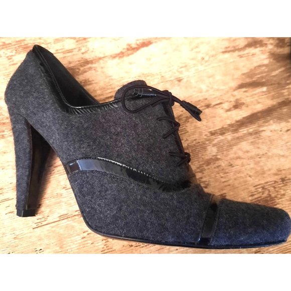 Stuart Weitzman 9M Gray Flannel Shooties - Picture 1 of 6